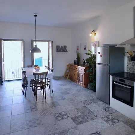 Large Authentic 2-bed Panoramic Views Apartment *